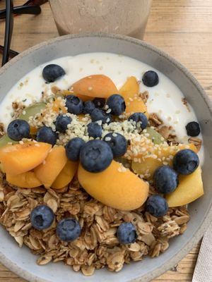 breakfast bowl at Kaffee Ingwer in Berlin