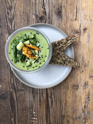 GRÜNES GAZPACHO mit Erbsen, Zucchini und Gurken dazu Supersaatbrot (GF) at Kaffee Ingwer in Berlin