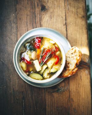 Spätsommer Minestrone mit frischen Brot, perfekt als kleiner Hunger für zwischendurch! at Kaffee Ingwer in Berlin