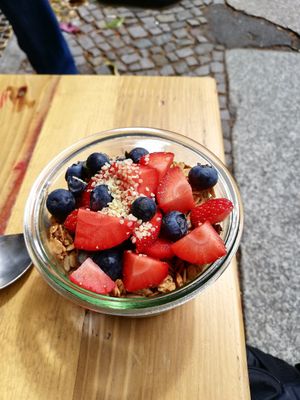 Joghurt mit Granola und frischen Früchten at Kaffee Ingwer in Berlin