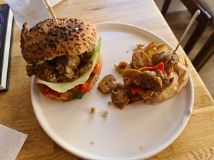 Burger and stuffed potatoe at Restaurant Vege in Paris