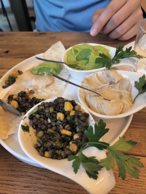 Starter with hummus, avocado and lentils at Restaurant Vege in Paris