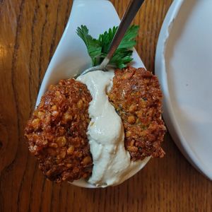 Falafels et houmous at Restaurant Vege in Paris