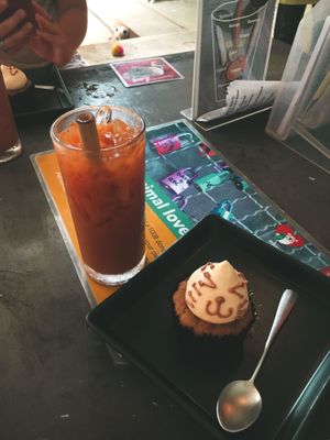 Thai iced tea and cupcake at Kitty Cafe in Koh Lanta