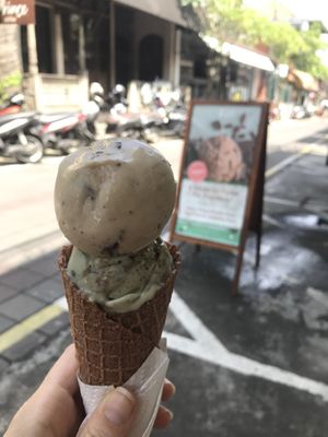 Stools outside to sit and enjoy in the shade ☺️  at Kokolato in Tegallalang