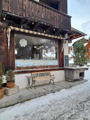 View outside with snow at Café LIV in Murren
