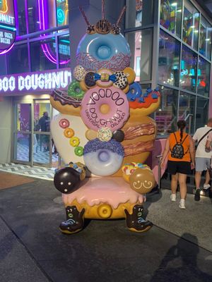 Doughnut Throne at Universal Studios - Voodoo Doughnut in Orlando