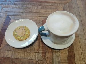 Chai latte and vegan tumeric and goji berry biscuit at Octave in Montreal