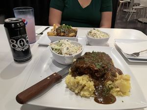 Louisiana Chicken, Mac and Cheese und Coleslaw Salat  at The Modern Vegan in Las Vegas