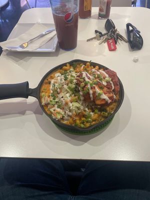 Mac-n-cheese with bacon bits, Buffalo chicken, slaw…Mwaaaaw!🤌  at The Modern Vegan in Las Vegas
