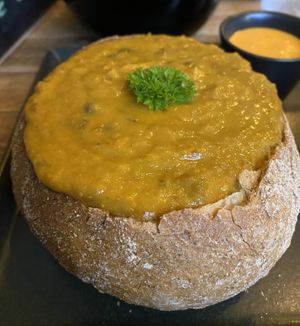 Bombay bowl with vegan sriracha mayo  at San Francisco Bread Bowl in Oslo