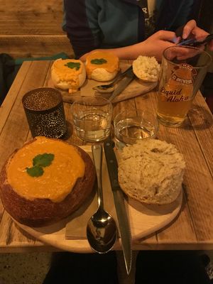 They have 2 different vegan bowls and 1 vegetarian. Super friendly staff!! at San Francisco Bread Bowl in Oslo