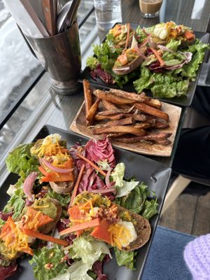 veggie toasts and side of chips  at Musu in Niseko
