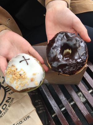 The left donut had a creamy lemony custard filling and was the best donut I’ve ever had. The right one was good too, I’m just not a chocolate person😄both vegan and both awes at Crosstown Doughnuts Vegan in London