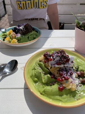 Pina colada smoothiebowl, bananasplit topping at Ginger - Radhusplatsen in Helsingborg
