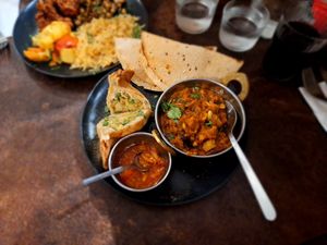 Samosa (3€), Papad (1,5€) y Baigan Bharta (7€). Todo para compartir riquísimo. at Namaste in Bayonne