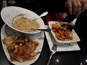 sirian tradizional fries and lentil soup at Damascus Gate in Dublin