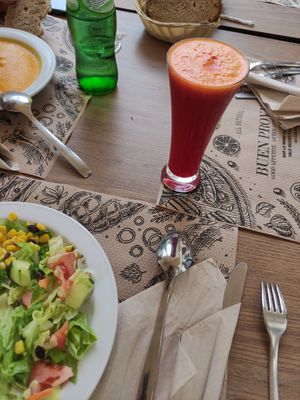 Salad with avocado dressing and juice at Canadu in Malaga