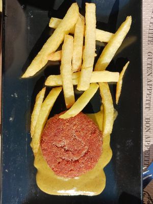 The vegan bunless hamburgers with fries at Canadu in Malaga