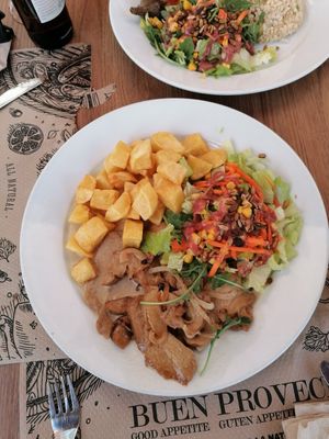 Seitán a la pimienta at Canadu in Malaga