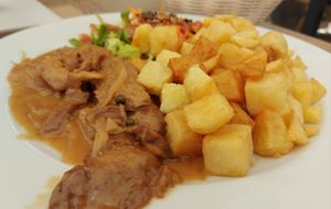 Escalopines de seitán a la nata (vegana) y pimienta verde, con patatas fritas caseras at Canadu in Malaga