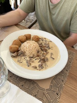 Polpette di soia con salsa ai funghi   at Canadu in Malaga