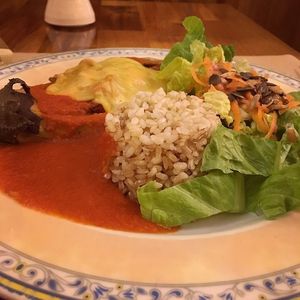Berinjela assada com cogumelos queijo vegan molho de tomate arroz integral e saladinha  at Canadu in Malaga