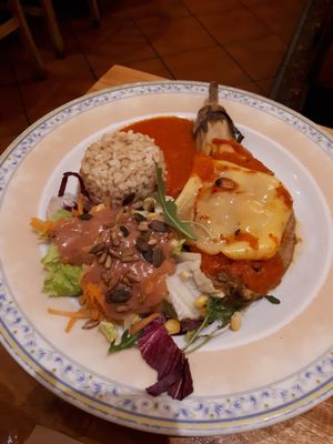 Stuffed aubergine with brown rice and salad at Canadu in Malaga