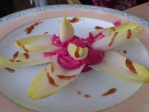 Red hummus+chicoree at Canadu in Malaga
