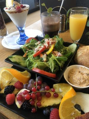 2 vegane Frühstücke auf der Karte. Sehr reichlich. War lecker.  at Cafe Kongress in Karlsruhe