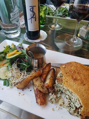 Burger socca et vin végane at Dame Nature in Saint-laurent-du-var