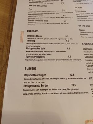 Main meal options including burgers and all-day breakfast dishes at Bhalu in Nijmegen