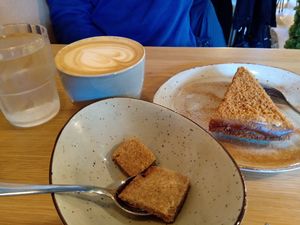 Flat white with a slice of 'no cheesecake' at Bhalu in Nijmegen