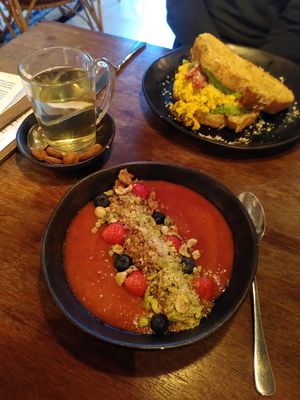 Smoothie bowl and scrambled tofu sandwich at Bhalu in Nijmegen