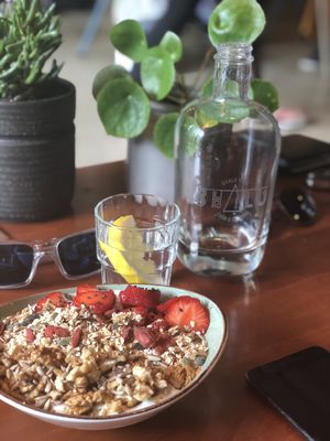 vegan yoghurt breakfast at Bhalu in Nijmegen