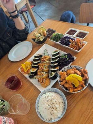 Dinner 4 2 (Sushi Teller, Tempura, Sojaschnetzel, Brokkoli, Rotkohl, noch ein Gemüse , und Saucen) at Kimbap Spot in Bochum