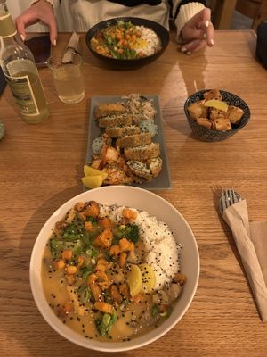 Curry + Fried Cheeze Rolls und Fried Teriyaki Tofu 👌🏻  at Kimbap Spot in Bochum