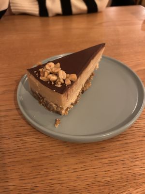 Veganer Snickerskuchen  at Kimbap Spot in Bochum