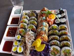 Gemischte Platte für zwei unter anderem mit crunchy cheese roll, gelber Rettich, spirulina Mayo und Kimchi at Kimbap Spot in Bochum