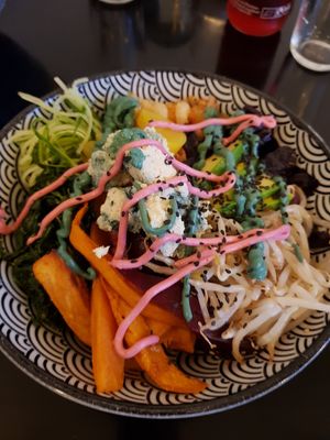 Bowl with vegan blue cheese at Kimbap Spot in Bochum