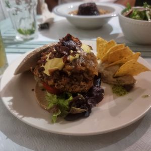 Hamburguer de quinoa com bacon de coco cebola caramelizada em pao de centeio at Bio.Tequim Vegetariano Restaurante in Tavira
