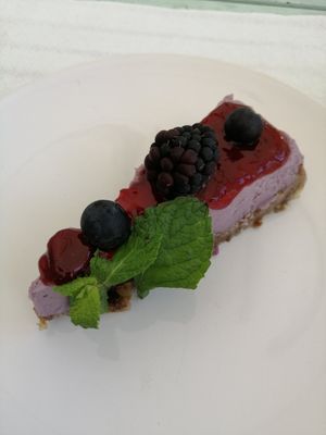 Veganer Käsekuchen mit Beeren at Bio.Tequim Vegetariano Restaurante in Tavira