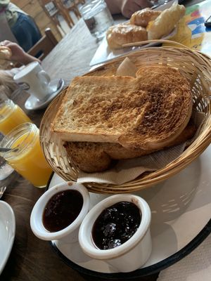 Toasts with marmalade  at Tiendas Naturales in Rosario