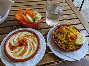 Hummus w veg & vegan paella 🥘 at El Vegetariano de la Alcazabilla in Malaga