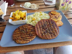Kochbananen, Curry Salat, Reis mit Mango und zwei Seitan Patties at El Vegetariano de la Alcazabilla in Malaga