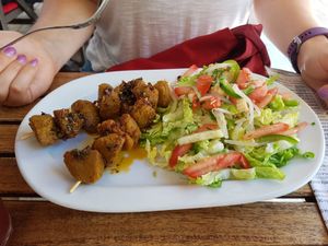 Seitenspieß mit Salat an Essig Öl at El Vegetariano de la Alcazabilla in Malaga