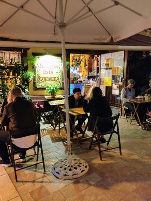 Outdoor seating at El Vegetariano de la Alcazabilla in Malaga