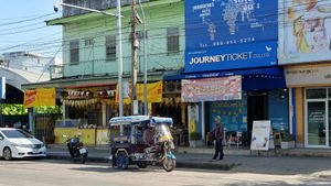 Coffee shop with vegan options right next to the restaurant at Raan Midr J - ร้าน มิตรเจ in Udon Thani