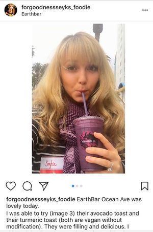 And I got their Flax Machine smoothie which is super yummy and energizing. I picked this based on ingredients, not scarf-matching quality, promise ;) at Earthbar - Ocean Ave in Santa Monica