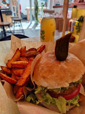 Combo Garden Classic Burguer. at Edgy Veggy in Sofia